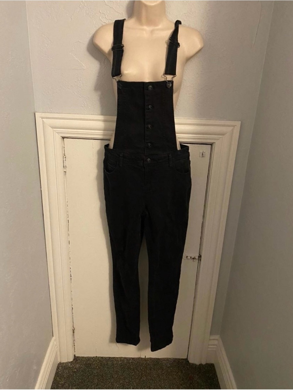 Size 7 NWT Vanilla Star distressed black stretch denim mid rise skinny overalls